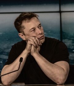 Elon Musk este CEO-ul companiilor Tesla si SpaceX.