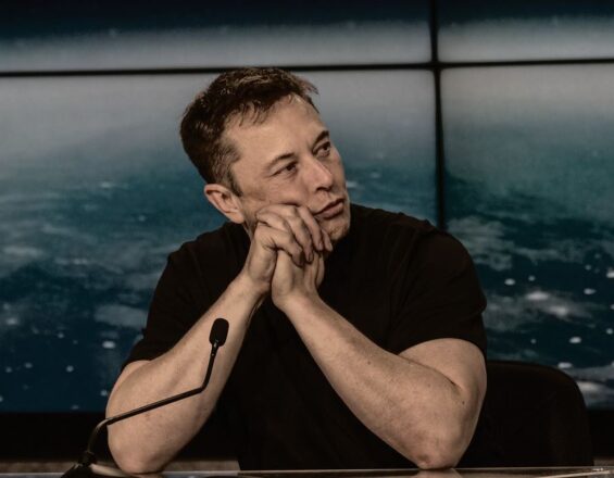Elon Musk este CEO-ul companiilor Tesla si SpaceX.